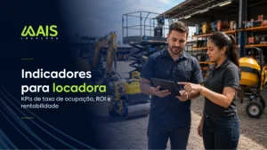 Duas pessoas em um pátio de maquinário pesado observam um tablet, ao lado do texto "Indicadores para locadora" e do logotipo da Mais Locações.