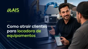 Dois profissionais analisam dados em notebook e smartphone para atração de clientes. À esquerda, destaca-se o logotipo da Mais Locações e o título principal em texto: "Como atrair clientes para locadora de equipamentos". Ao fundo, vê-se um pátio com maquinário pesado desfocado.