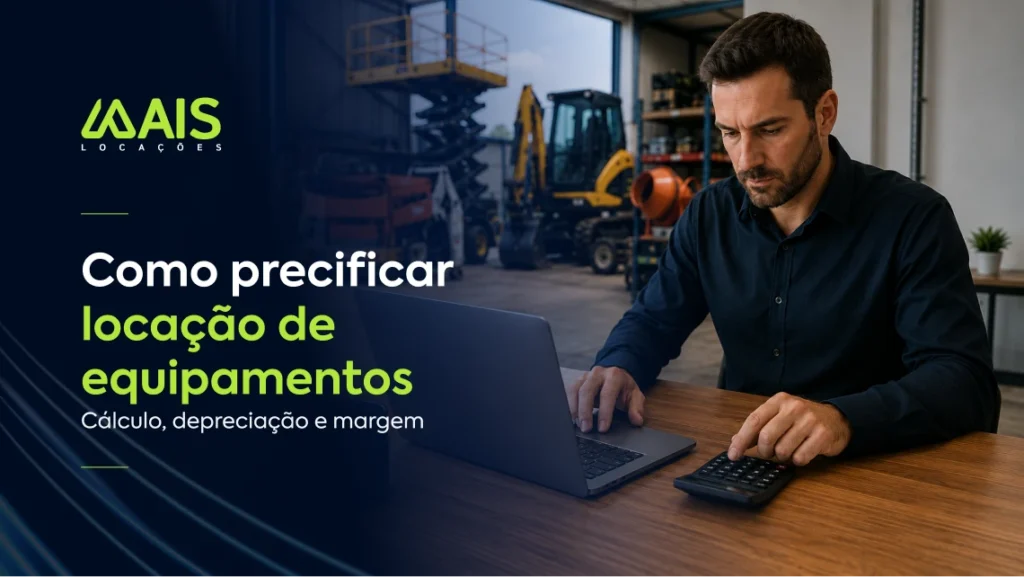Homem concentrado trabalha com notebook e calculadora em uma mesa de madeira. À esquerda, em fundo escuro, estão o logotipo da Mais Locações e o texto: "Como precificar locação de equipamentos - Cálculo, depreciação e margem". Ao fundo, vê-se um pátio desfocado com maquinários pesados, como uma escavadeira amarela.