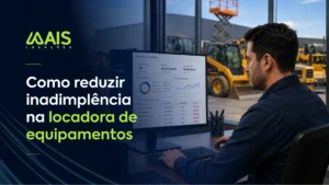 Homem de perfil analisa um painel financeiro em um monitor de computador. À esquerda, em fundo escuro, destaca-se o logotipo da Mais Locações e o texto: "Como reduzir inadimplência na locadora de equipamentos". Pela janela ao fundo, vê-se um pátio ensolarado com maquinários pesados amarelos.